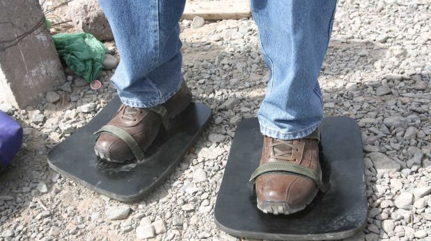 Miembro del Instituto Nacional de Cultura muestra la forma correcta de caminar por las Líneas de Nasca con zapatos especiales. (Foto: Dante Piaggio)