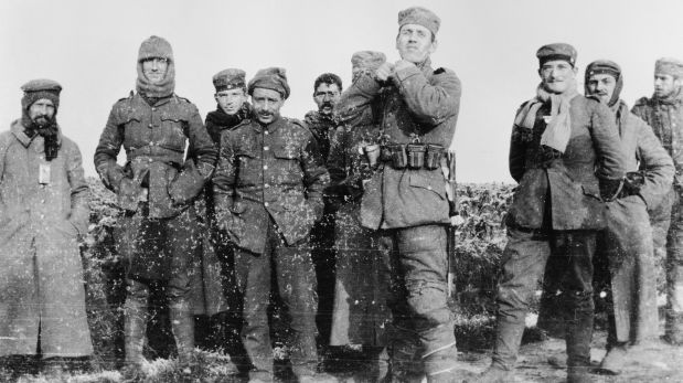 Solados británicos junto a soldado alemanes durante la Primera Guerra Mundial. (Foto: AP)