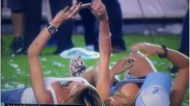 Las bellas hijas del presidente de Racing durante las celebraciones. (Captura: TV Argentina)