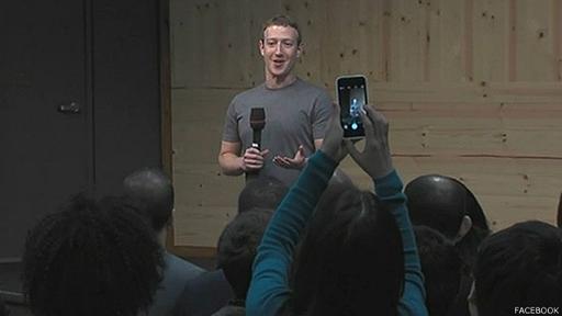 Mark Zuckerberg contestó a preguntas del público en la sede de Facebook en California.