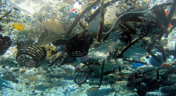 Hay unas 269.000 toneladas de plástico flotando en los océanos