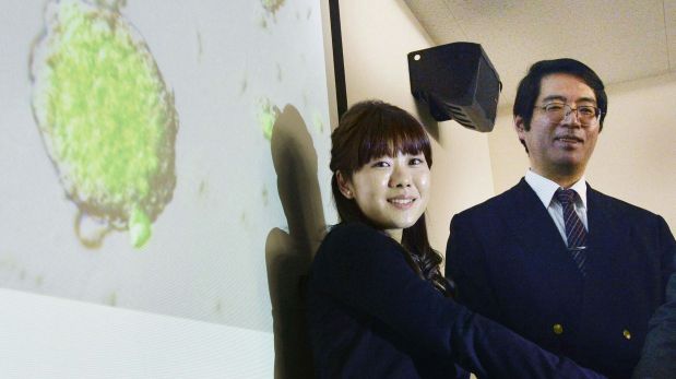 Yoshiki Sasai junto a Haruko Obokata presentando el estudio. (Foto: Reuters)