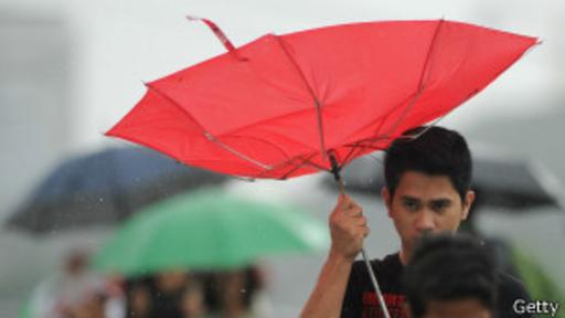 Los paraguas tienen una tendencia a hacer travesuras con el viento.