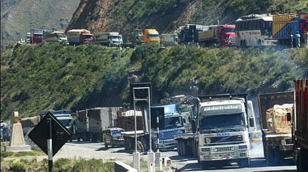 Policía de carreteras detuvo a 33 camiones de carga pesada