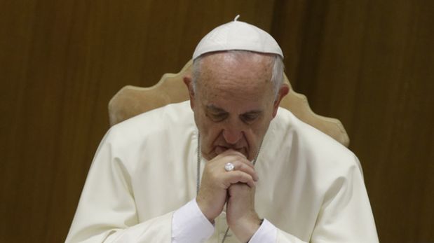 El Papa Francisco reza por avión desaparecido en Indonesia