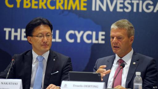 Noboru Nakatani, director ejecutivo de Global Complex for Innovation de Interpol (izquierda) durante una conferencia sobre cibercrimen.