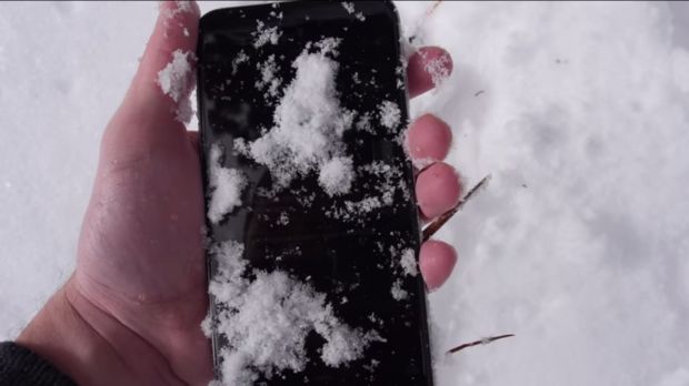 YouTube: así queda un iPhone 6 tras estar bajo nieve (VIDEO)