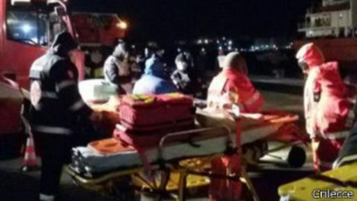 Las autoridades movilizaron equipos de paramédicos para asistir a los rescatados del barco Mar Azul.