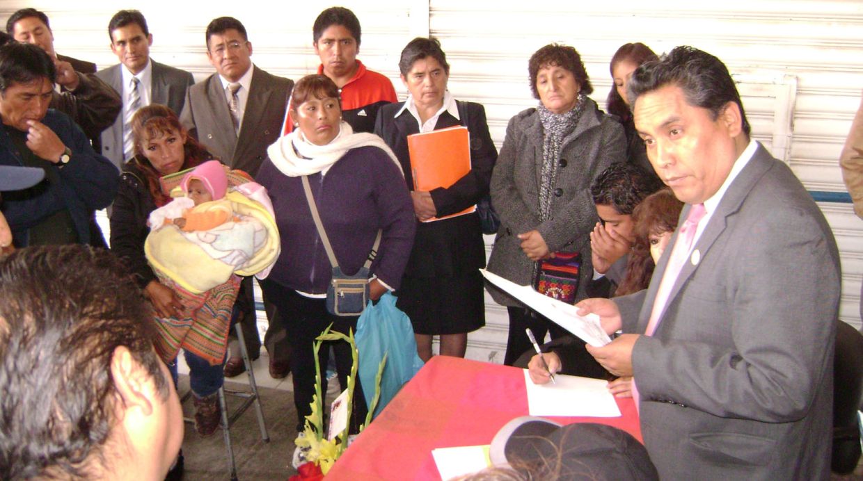 Presidente regional de Junín despachó en la calle [FOTOS]