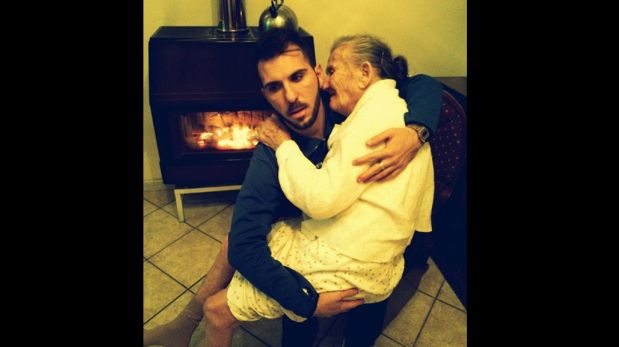 Facebook: joven cargando a su abuela con Alzheimer es viral