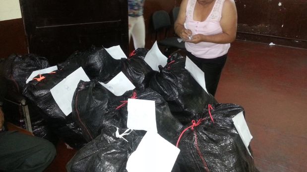 Las zapatillas ya estaban embaladas en 12 costales. (Foto: Johnny Aurazo / El Comercio)