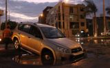 Trujillo: camioneta se hundió en buzón de barrio inundado