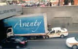 Camión se empotró contra puente Javier Prado en Av. Arequipa