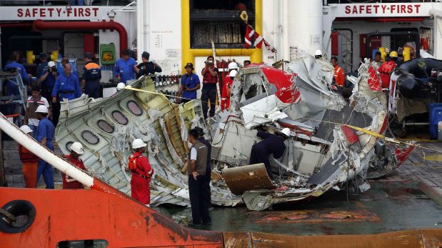 Parte del fuselaje del avión de AirAsia fue sacado del mar de Java. (Reuters).