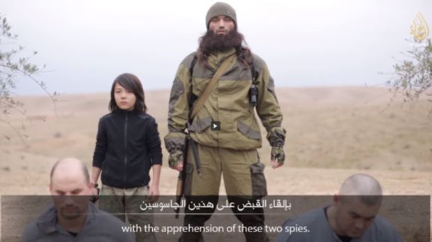Estado Islámico usa a un niño para ejecutar a dos espías rusos