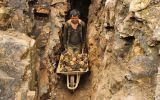 Nadie detiene a los mineros informales que entran al Perú