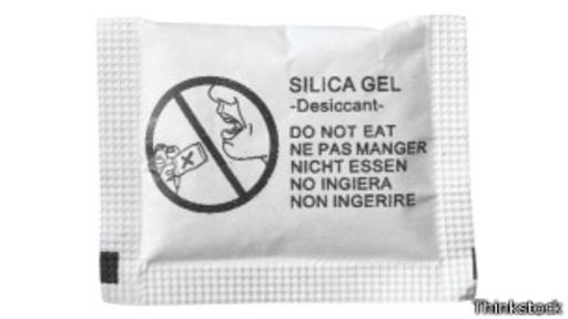 Los paqueticos de gel de sílice que vienen en bolsos, cajas de zapatos y electrodomésticos absorben la humedad.