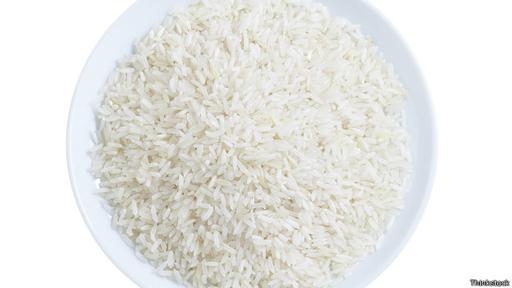 El arroz tiene partículas higroscópicas que le permiten absorber la humedad.