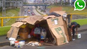 WhatsApp: mujer construyó su vivienda en plena avenida