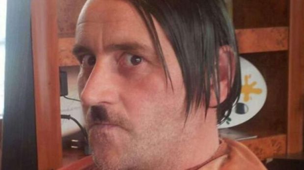 Facebook: líder anti islamista alemán y su foto a lo Hitler