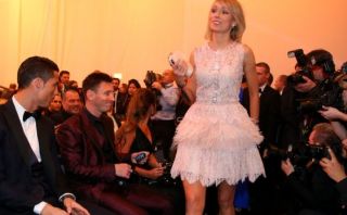 ¿Qué dijo la mujer que atrajo la mirada de Cristiano y Messi?