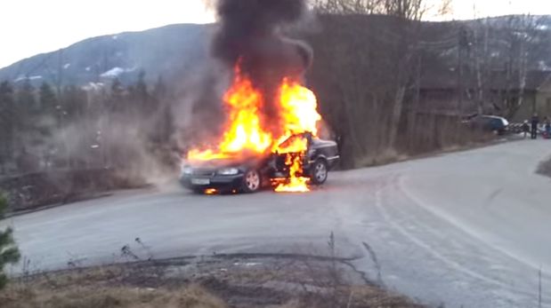 YouTube: bomberos intentan apagar auto en llamas hasta que ... 