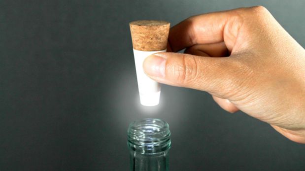 Transforma tus botellas en lámparas con este innovador corcho ...