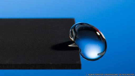 Este metal es capaz de hacer rebotar las gotas de agua