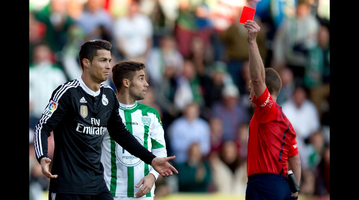 Cristiano Ronaldo: agresión y cinismo del portugués (FOTOS)