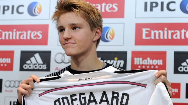 Real Madrid: juvenil Odegaard gana más que Chicharito Hernández