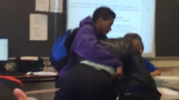 YouTube: joven agrede a profesor por quitarle celular (VIDEO)