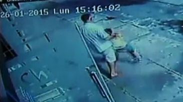 Conducta violenta de padrastro se muestra en otro video