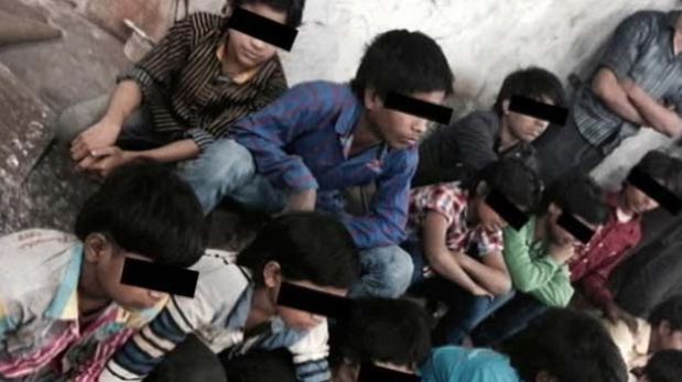 India: rescatan a 300 niños esclavos en taller de pulseras