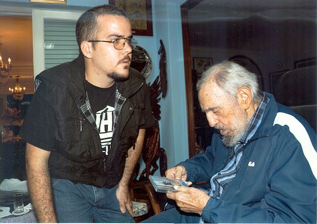 Fidel Castro lee un ejemplar de Granma que tiene en su portada a los espías recientemente liberados por Estados Unidos. (Foto: C