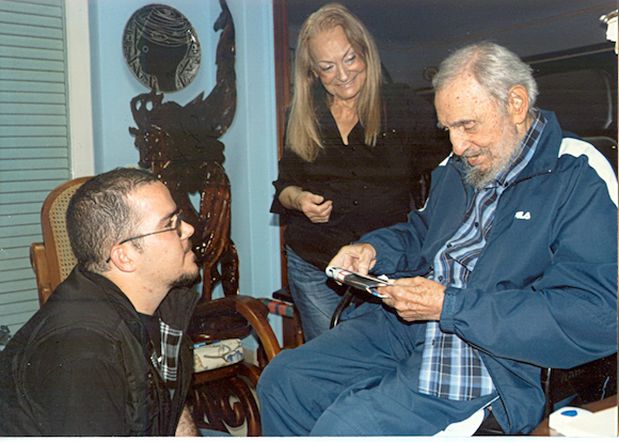 Fidel Castro lee un ejemplar de Granma que tiene en su portada a los espías recientemente liberados por Estados Unidos. (Foto: C