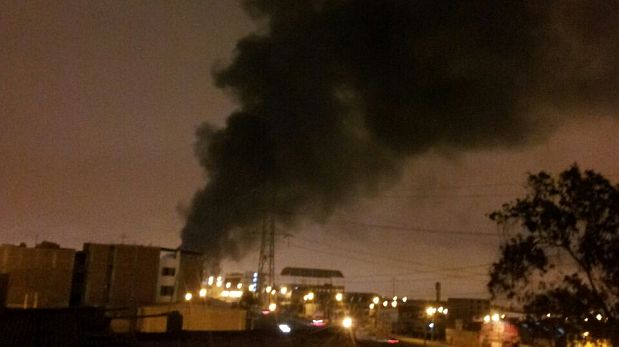 Las grandes columnas de humo se pudieron ver en medio de la noche. (WhatsApp / El Comercio)