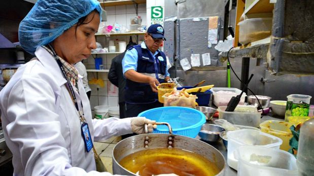 ¿Comer en Lima es rico, pero enferma?, por Raúl Castro 