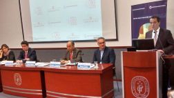 Segura: "Nos parece bien que discutan alza del salario mínimo"