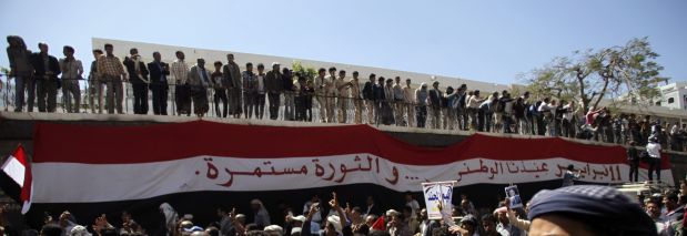 La policía yemení monta guardia en las afueras de la embajada de Estados Unidos en Saná. (Reuters).