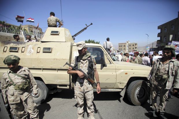 La policía yemení monta guardia en las afueras de la embajada de Estados Unidos en Saná. (Reuters).