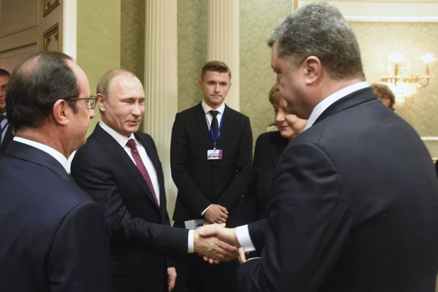 Vladimir Putin, el presidente ucraniano Petro Poroshenko (derecha), Angela Merkel y Francois Hollande