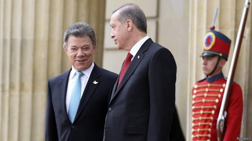 La gira de Erdogan incluyó una visita a Colombia, donde se reunión con el presidente Santos.