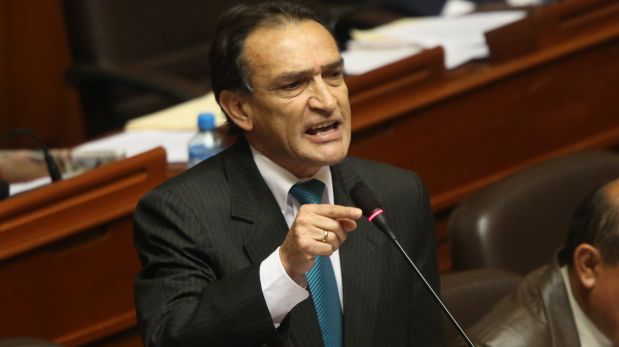 El parlamentario Héctor Becerril promueve junto con su bancada la moción de censura contra el Gabinete. (Foto: El Comercio)