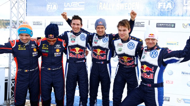 Ogier (centro), Neuville (segundo por izquierda) y Mikkelsen (segundo por derecha) celebran en el podio.