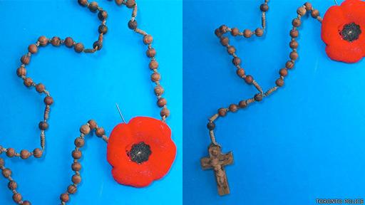 Un rosario clavado en la pared contenía una amapola que representa a los caídos en la Primera Guerra Mundial.