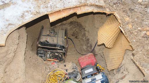 Cerca del túnel se halló un generador conectado a cables enterrados que suministraban electricidad a la cámara.