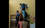 Chimbote: 10 quedaron atrapados en ascensor de centro comercial