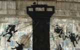 Grafitis entre ruinas de la visita clandestina de Banksy a Gaza