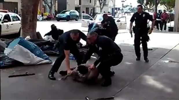 Los Angeles: Video muestra a policías matando a un indigente