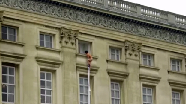 un hombre desnudo en el Palacio de Buckingham (VIDEO)